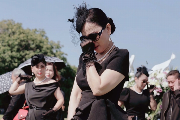 Hà Phương nghẹn ngào bên chồng Chính Chu tiễn biệt bà bầu Thúy Uyển