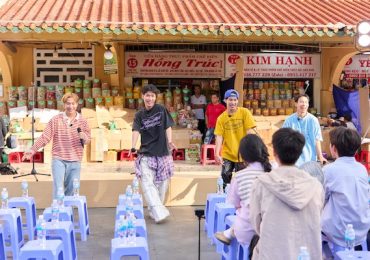 Duniverse đi khắp chợ ‘chèo kéo’ khán giả tham dự buổi diễn miễn phí và cái kết ngoài dự đoán