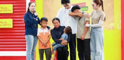 Khánh Vy nghẹn ngào, cùng Võ Điền Gia Huy trích tiền túi giúp gia đình cậu bé mồ côi cha