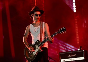 Khán giả TP.HCM trải nghiệm concert lúc nửa đêm với Microwave và Bức Tường
