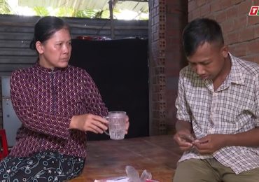 Chuyến xe nhân ái: Vợ gãy chân 6 lần vì bệnh, người chồng oằn vai gánh vác cả gia đình