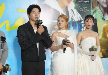Lee Yi Kyung xúc động trong ra mắt phim ‘Mẹ ơi, về nhà’