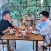Duy Khương thích thú trước nhà hàng chay đẹp như tiệm bánh, mê mẩn món cà chua ngâm hoa nhài