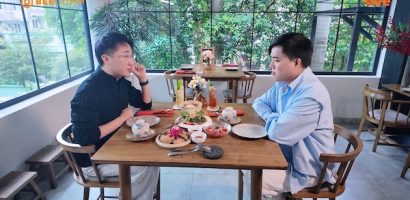 Duy Khương thích thú trước nhà hàng chay đẹp như tiệm bánh, mê mẩn món cà chua ngâm hoa nhài