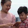 Không nên khen thưởng trẻ bằng việc được sử dụng điện thoại