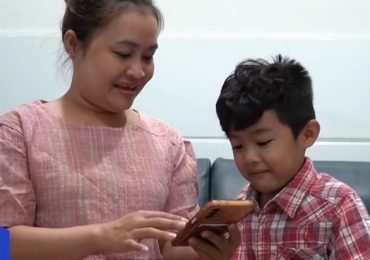 Không nên khen thưởng trẻ bằng việc được sử dụng điện thoại