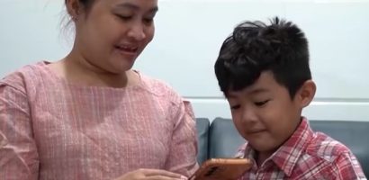 Không nên khen thưởng trẻ bằng việc được sử dụng điện thoại