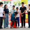 Hương Tràm bật khóc tại ‘Mái ấm gia đình Việt’