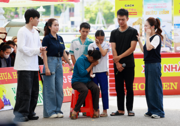 Hương Tràm bật khóc tại ‘Mái ấm gia đình Việt’