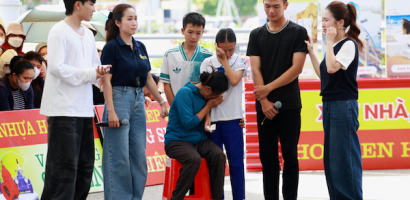 Hương Tràm bật khóc tại ‘Mái ấm gia đình Việt’