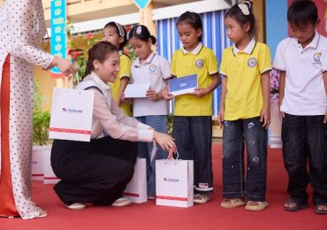 Đỗ Cẩm Ly trao học bổng tại quê nhà Phú Thọ