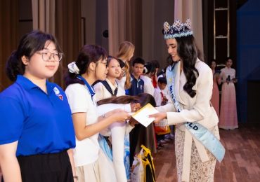 111 thí sinh Miss World trao quà cho học sinh Khánh Hòa