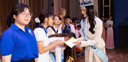 111 thí sinh Miss World trao quà cho học sinh Khánh Hòa