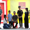 Tiến Luật cúi đầu cảm ơn khán giả Vĩnh Long ở lại đến tối