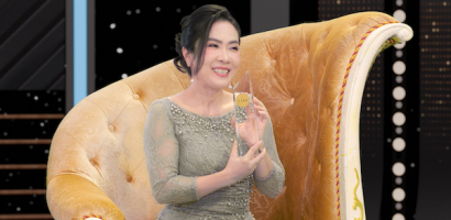 NSƯT Vân Khánh khoe Cúp Album Vàng kỷ niệm và hành trình lập nghiệp đất Sài Thành