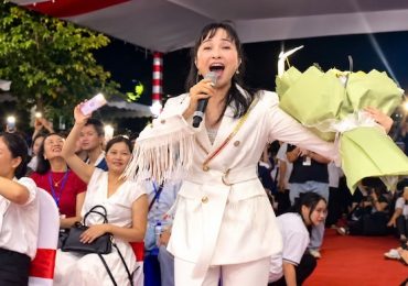 Ca sĩ Trang Nhung trở về Trường THPT Bãi Cháy