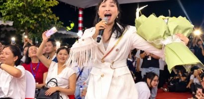 Ca sĩ Trang Nhung trở về Trường THPT Bãi Cháy