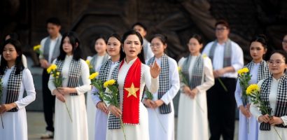 Nguyễn Duyên Quỳnh ra mắt MV ‘Dưới cờ Tổ quốc anh về’