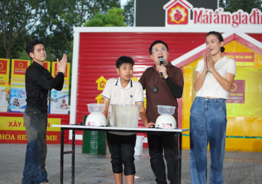 Mâu Thủy bật khóc trước cậu bé 13 tuổi mồ côi mẹ chăm cha bệnh nặng