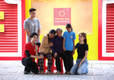 Cầu thủ Bùi Hoàng Việt Anh cùng dàn nghệ sĩ tiếp sức cho trẻ em khó khăn tại Ninh Bình