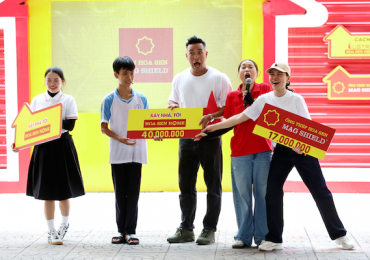 Trương Thế Vinh ôm động viên cậu bé 14 tuổi từng có ý định nghỉ học để nuôi mẹ