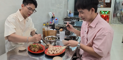 Nam Khánh và Kan Hy khám phá quán lẩu tam tinh gia truyền tại TP HCM
